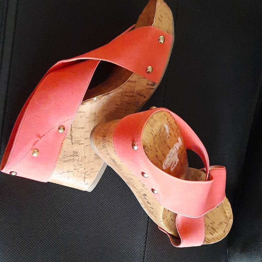 Wedge With Elastic Straps - image 3